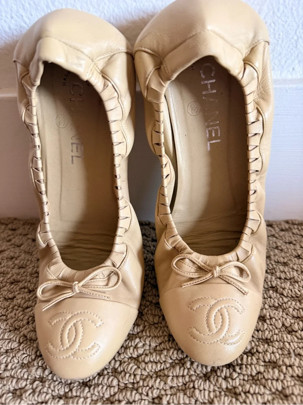 CHANEL Cream Leather CC Logo Ballet Flats